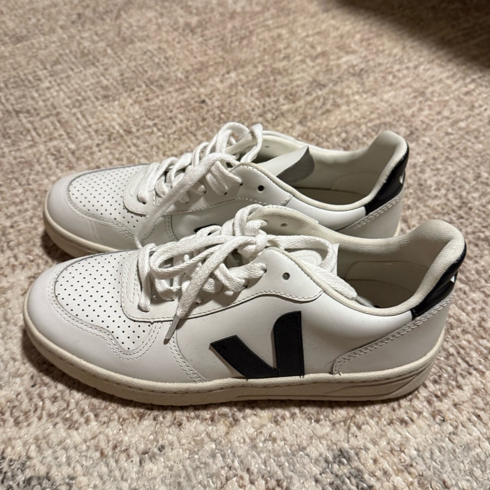 Veja W V10 black & white